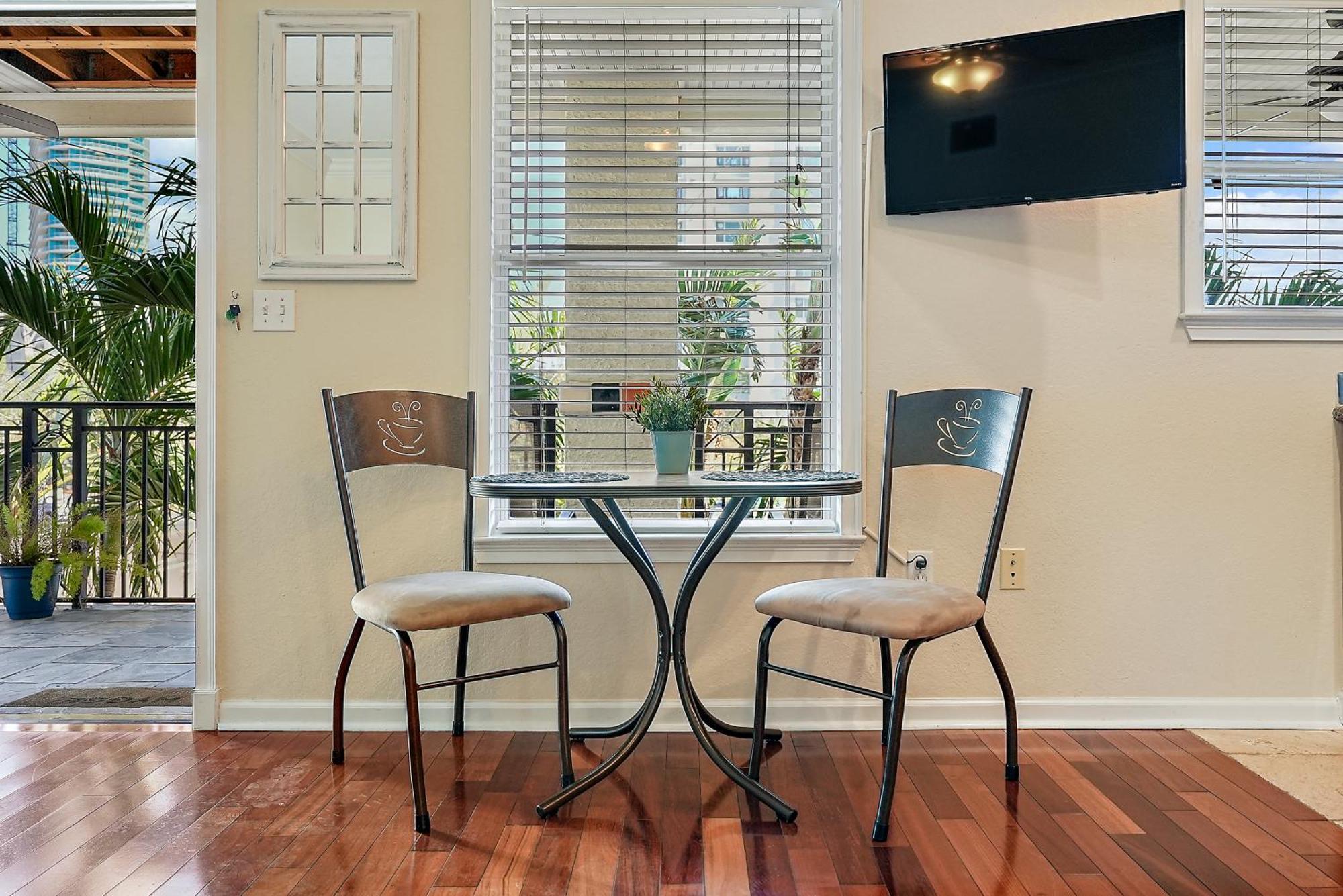 Wine-Dine-Sunshine Cozy Flat In The Heart Of Dtsp Villa St. Petersburg Exterior photo