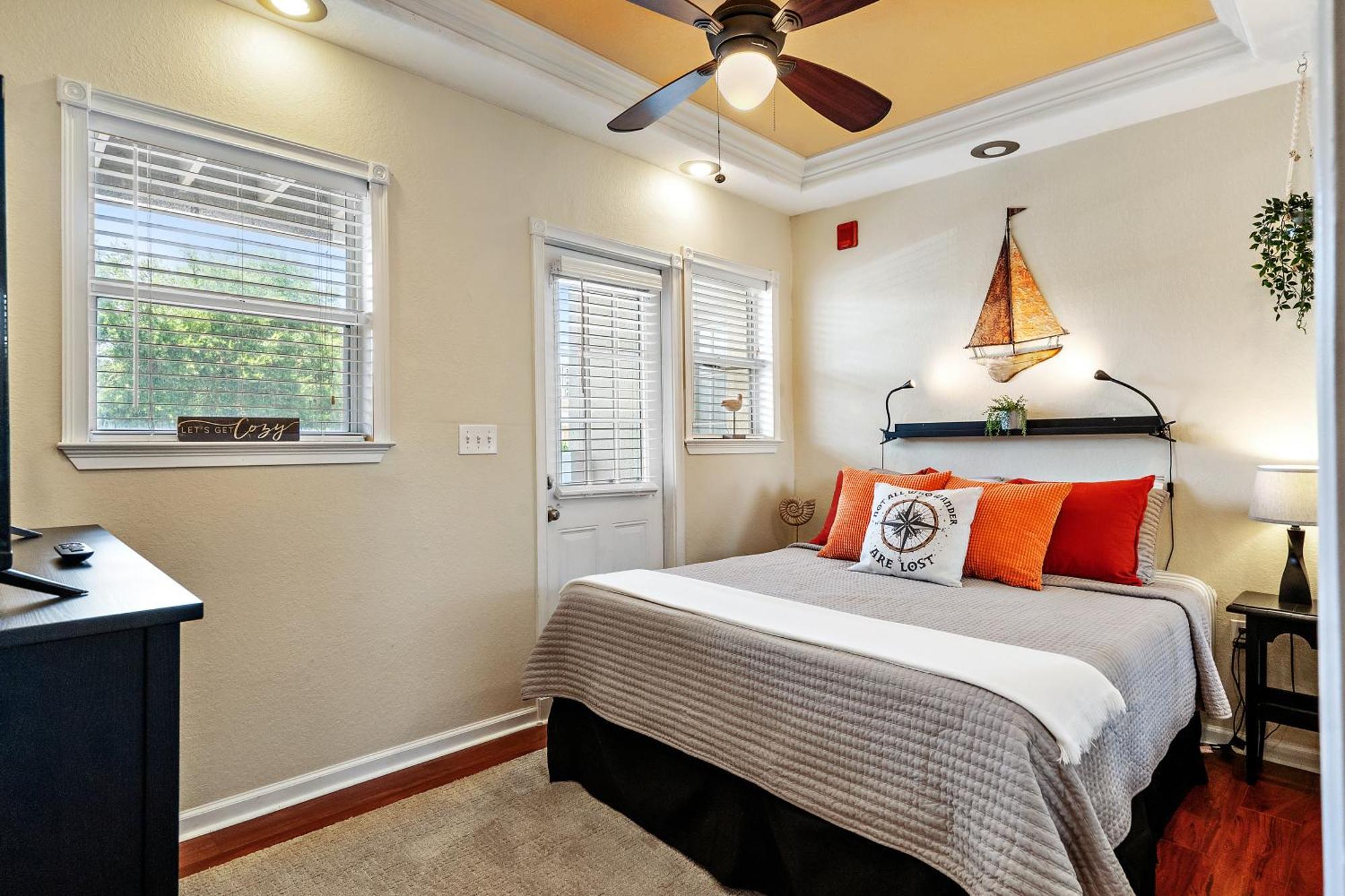 Wine-Dine-Sunshine Cozy Flat In The Heart Of Dtsp Villa St. Petersburg Exterior photo