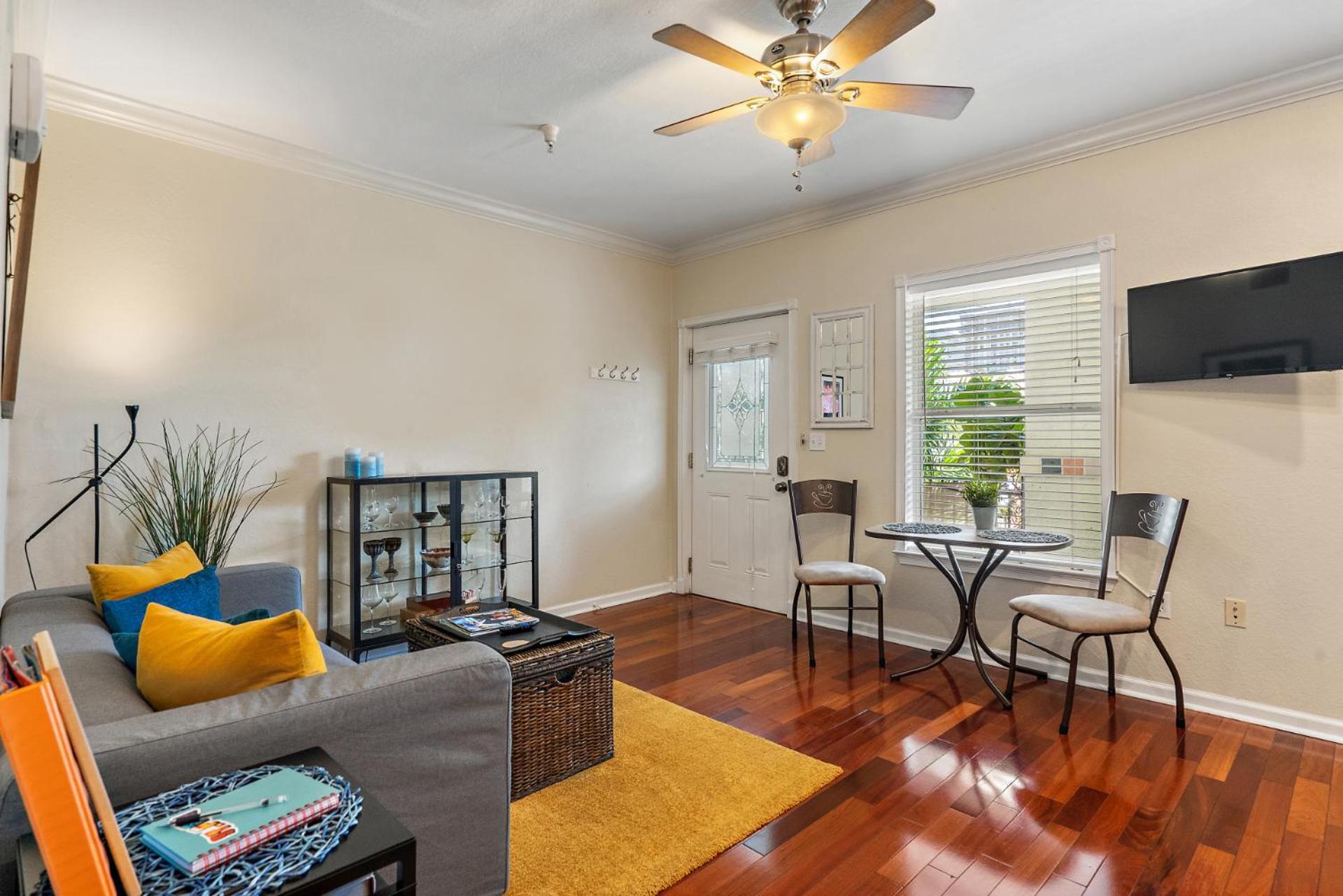 Wine-Dine-Sunshine Cozy Flat In The Heart Of Dtsp Villa St. Petersburg Exterior photo