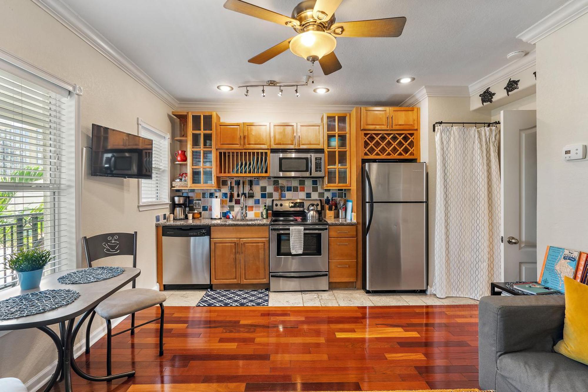 Wine-Dine-Sunshine Cozy Flat In The Heart Of Dtsp Villa St. Petersburg Exterior photo