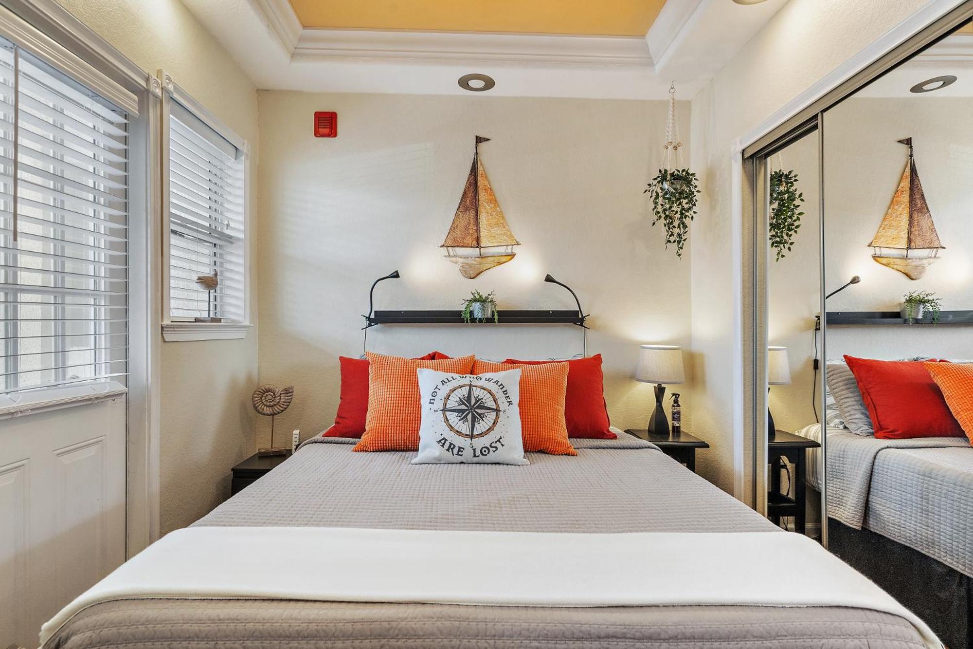 Wine-Dine-Sunshine Cozy Flat In The Heart Of Dtsp Villa St. Petersburg Exterior photo